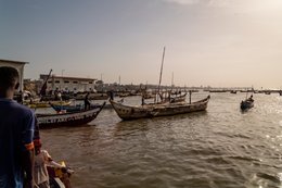 Accra;-Ghana;-Jamestown;-fishing-harbour;-channel;-pirogue;-view-from-water;-new-harbour;-buildings;-Sino-Ghanaian-cooperation;-artisanal-fishing;-perspective;-Gulf-of-Guinea;-West-Africa;-historic-district;-documentary-photography;-Kaleidos;-Kaleidos-images;-La-parole-à-limage;-Stories-Pictures;-Tarek-Charara